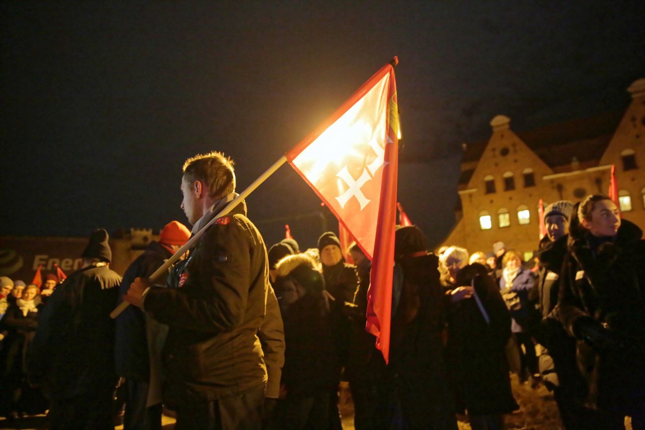 Pochód odprowadzający trumnę z ciałem prezydenta Adamowicza do Bazyliki Mariackiej