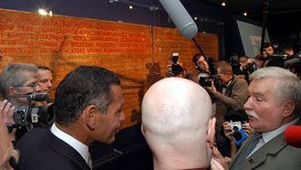 Lech Wałęsa przed tablicami