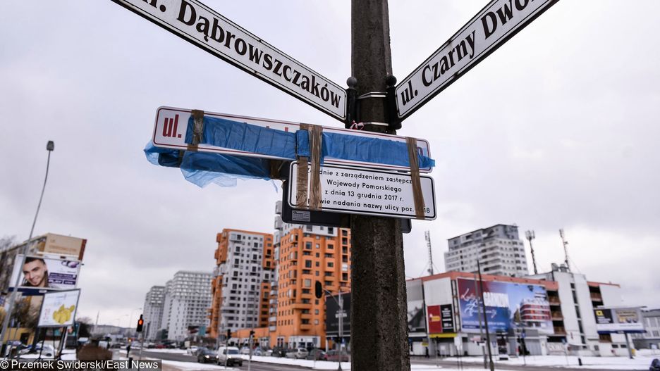 Zmiana nazw ulic wywołała wiele kontrowersji. W nocy ktoś zakleił tablice z nową nazwą