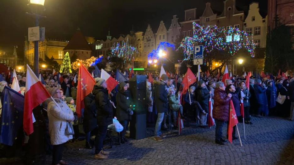 Gdańsk. Mieszkańcy miasta oddają hołd Pawłowi Adamowiczowi