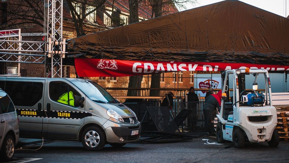 W niedzielę napastnik bez problemu wszedł na scenę i śmiertelnie dźgnął nożem Pawła Adamowicza