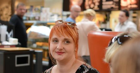 "Pisanie to spełnienie moich marzeń". Przeczytaj wywiad z Anną Szafrańską, autorką książki "Dziewczyna ze złotej klatki"