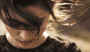 Przeczytaj fragment książki "Dziewczyna ze złotej klatki" Anny Szafrańskiej. O miłości, która wszystko przetrzyma