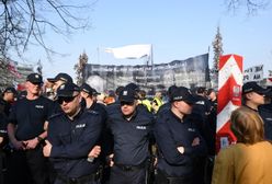 Tłum chciał zobaczyć pomnik smoleński. Minister przeprasza za gigantyczne kolejki