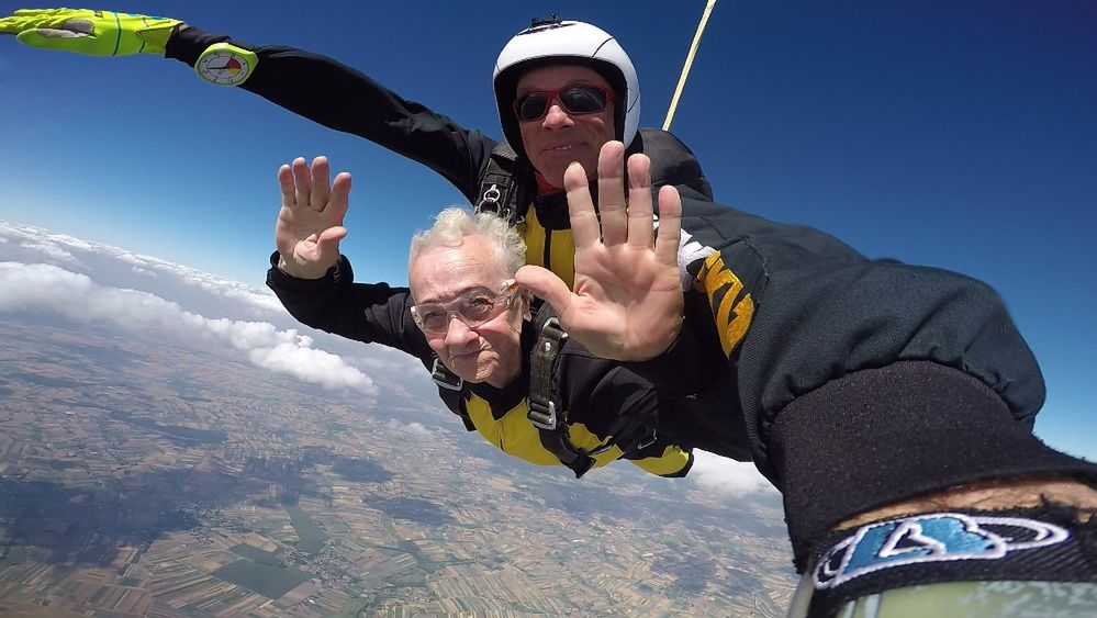 Ma 84 lata i skoczyła z 3 tysięcy metrów. "Po coś w końcu się żyje!"