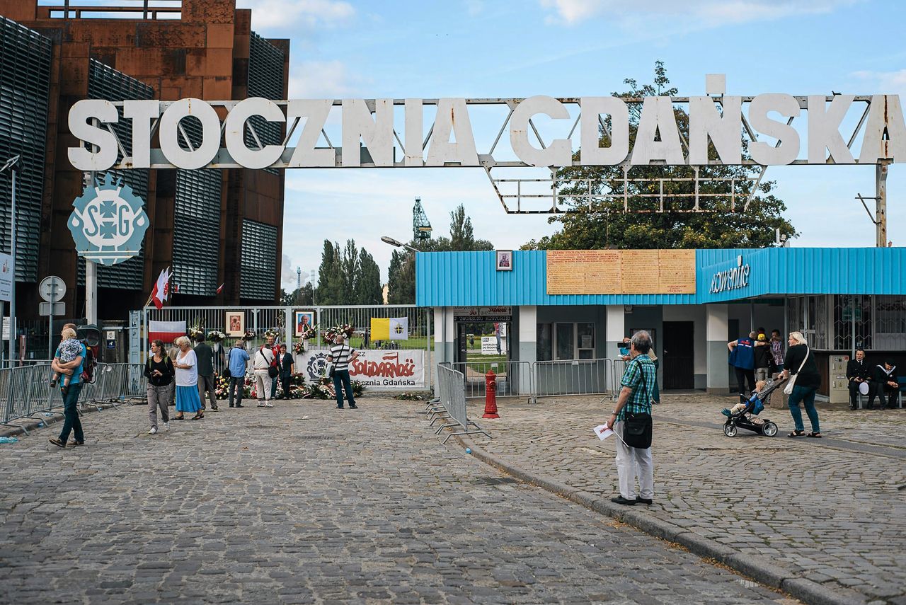 Uroczystości w Stoczni Gdańskiej. Odsłonią tablicę braci upamiętniającą Kaczyńskich