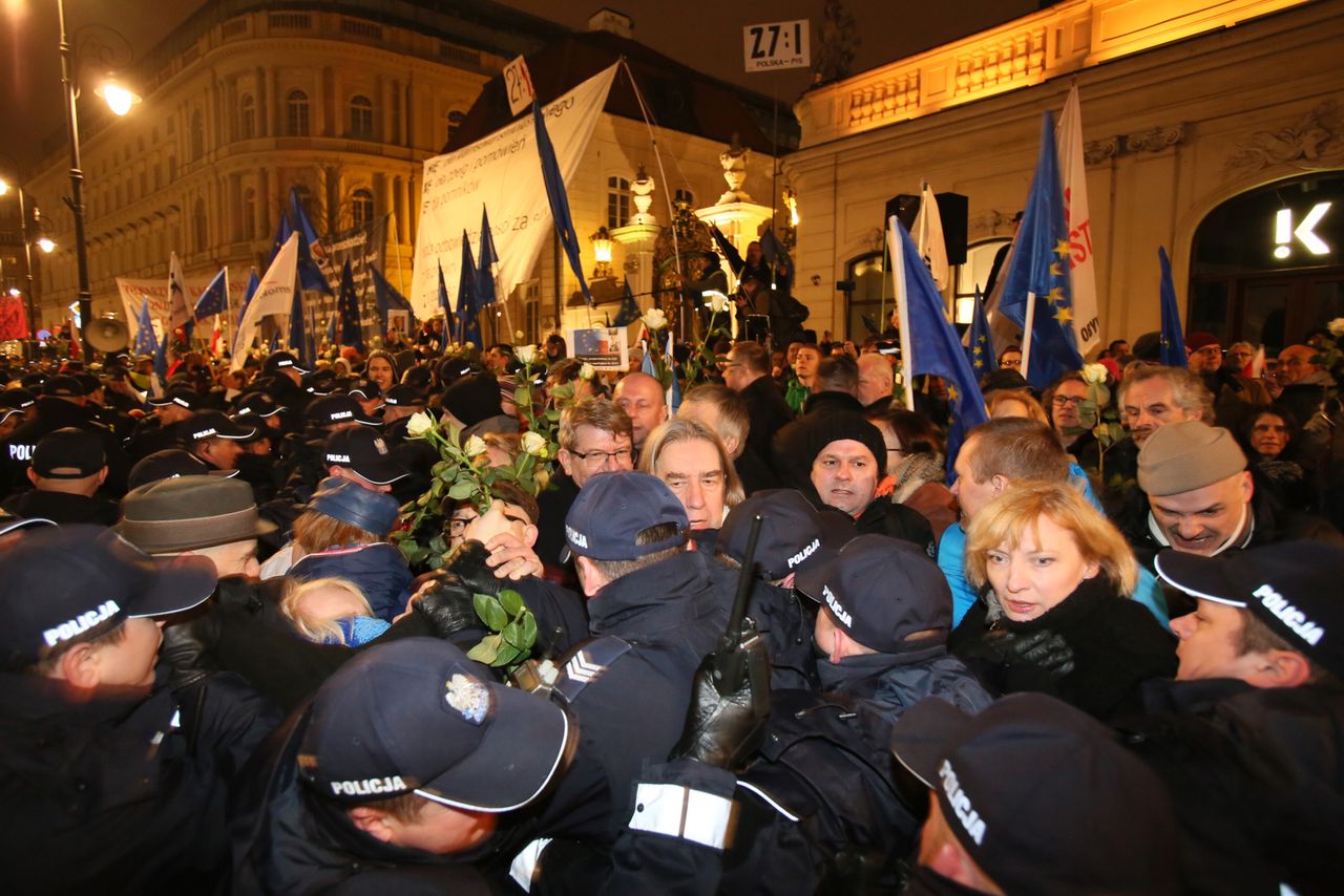 Incydenty podczas miesięcznicy. Policja wylegitymowała kilkanaście osób