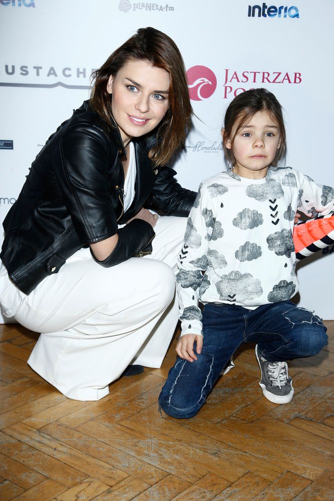 Natasza Urbańska jest wpatrzona w córeczkę