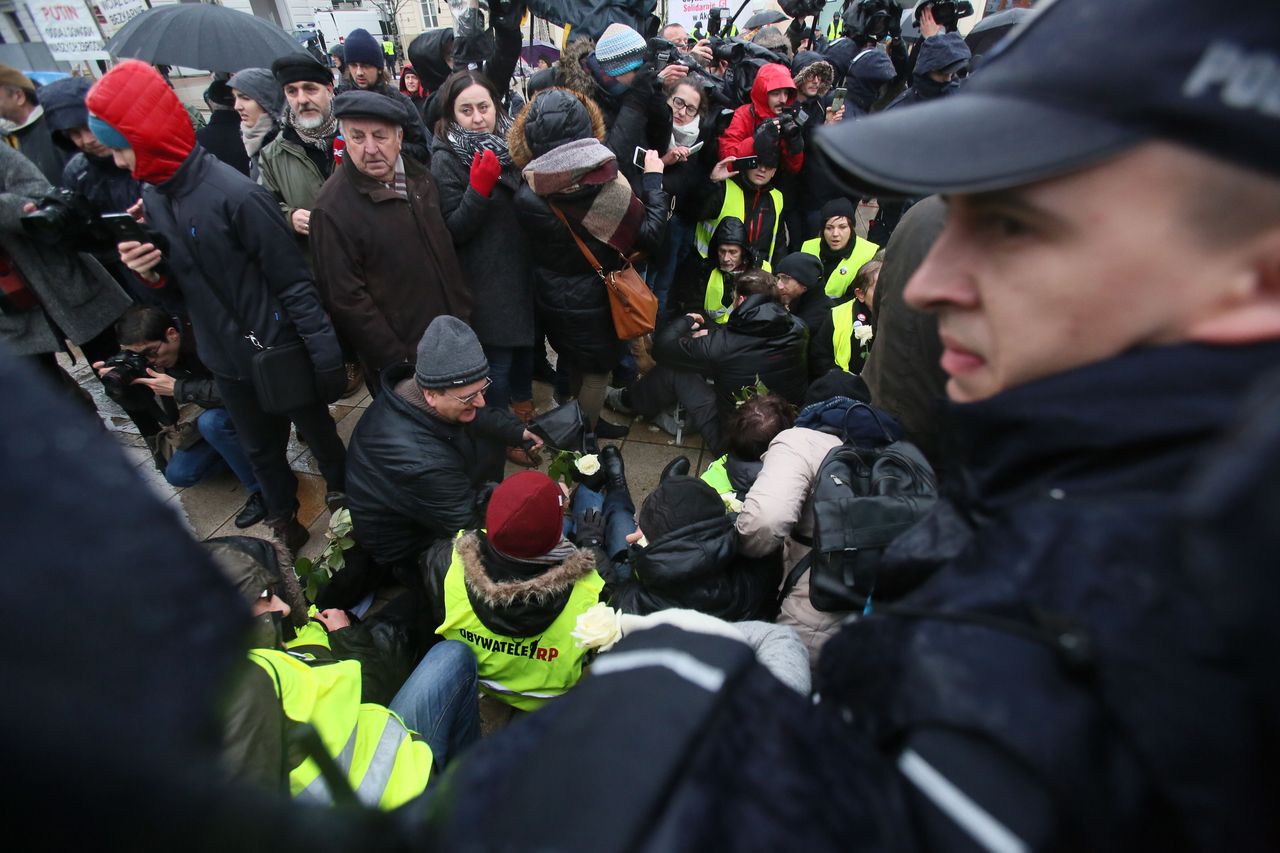 Obywatele RP: policja uniemożliwia uczestnictwo w manifestacjach