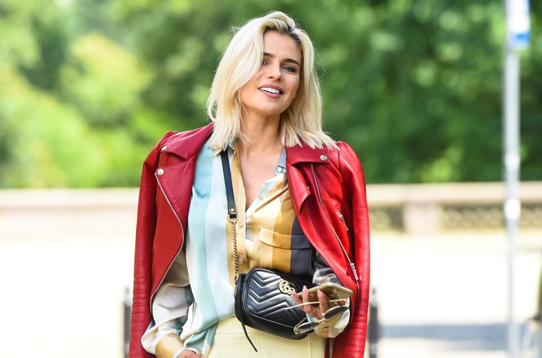 Piękna i uśmiechnięta. Natasza Urbańska w stylowej ramonesce