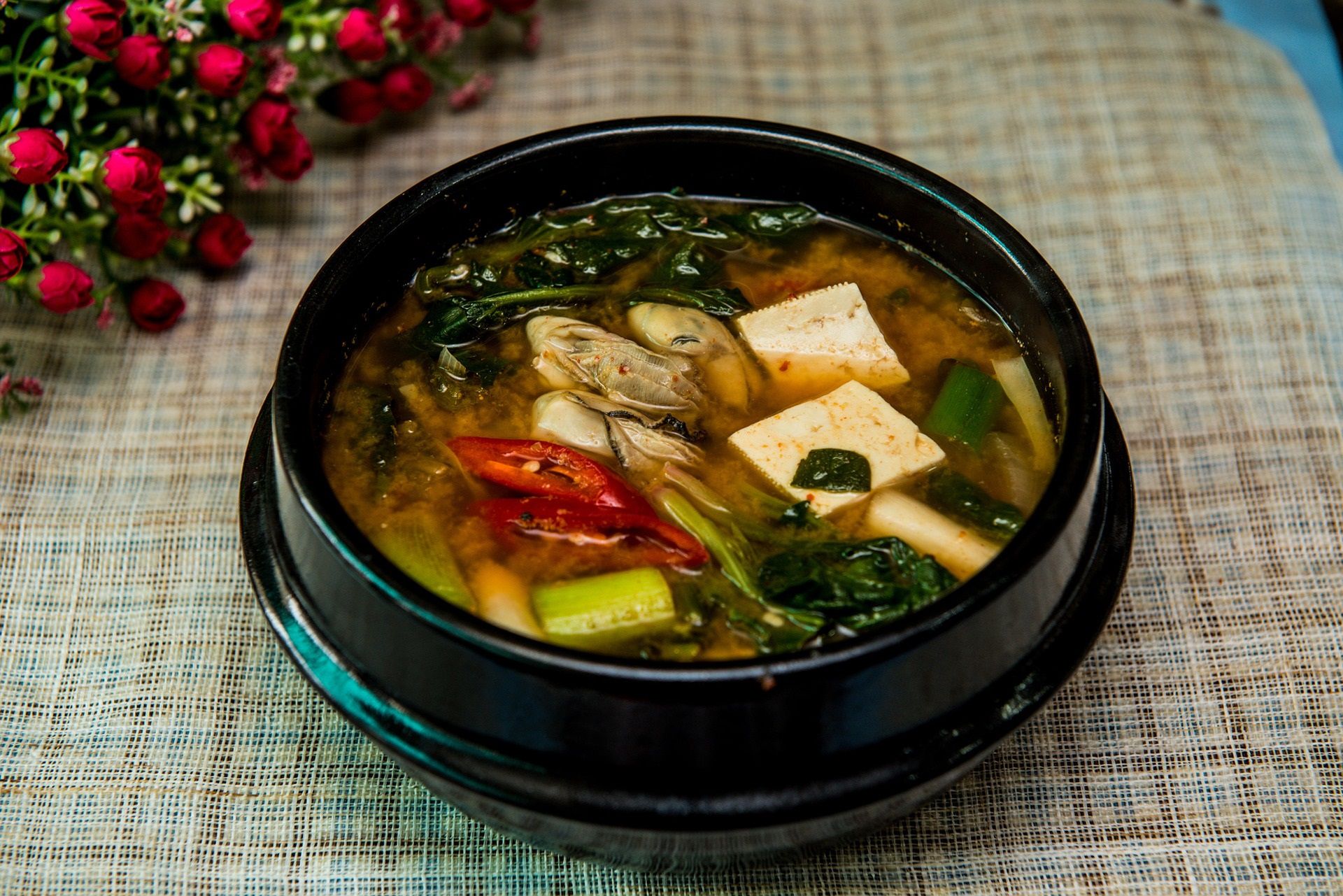 Zupa miso (jap. miso-shiru) to japoński przysmak, którego popularność juz dawno przekroczyła Kraj Kwitnącej Wiśni.