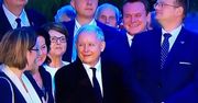 Jarosław Kaczyński i politycy PiS roześmiani na miesięcznicy. Wiemy, co ich tak rozbawiło