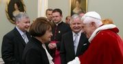Kaczyński przywiózł choinkę na grób matki