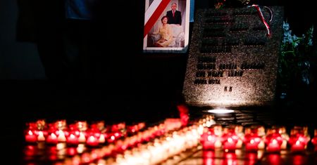 Zniszczono epitafium smoleńskie w Gdyni. "Zwyrodnialcy, którzy nie szanują symboli religijnych i polskiej historii"