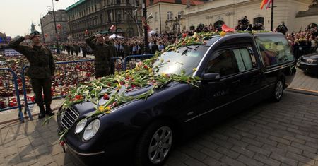 Równo 8 lat temu sprowadzono ciało Marii Kaczyńskiej. Ludzie rzucali kwiatami