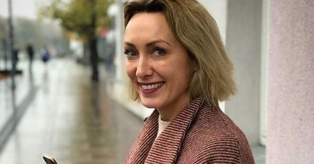 Posiniaczona Kalczyńska pozuje do zdjęcia. Fani stanęli za nią murem