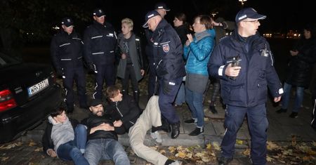 90. miesięcznica smoleńska. Gorąco na Krakowskim Przedmieściu, policja zablokowała zgromadzenie