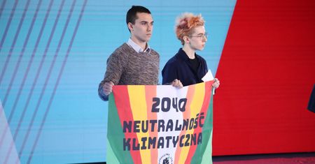 Incydent na konwencji. Aktywiści weszli na scenę i nie podali ręki Małgorzacie Kidawie-Błońskiej