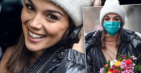 Paulina Krupińska obdarowana prezentami wychodzi z "DDTVN". Dostała przepiękne kwiaty i nie tylko