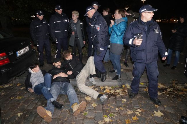 Uczestnicy kontrmanifestacji zorganizowanej przez Obywatell RP