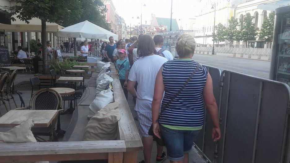 Turyści muszą się poruszać gęsiego na ważnej arterii stolicy