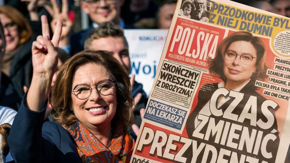 Materiały kampanijne sztabu Małgorzaty Kidawy-Błońskiej. Gazetka przypomina popularne brukowce. Fot. Getty Images/SOPA Images / Contributor