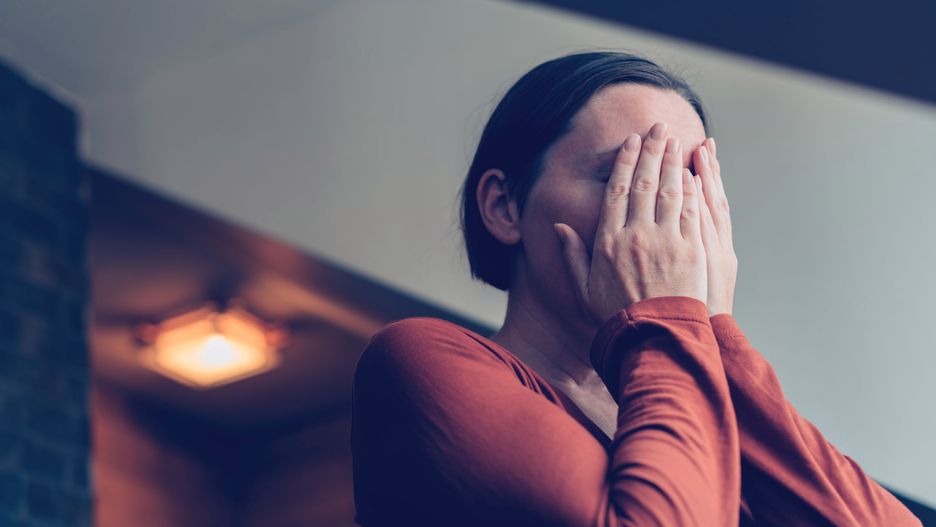 Jej mąż przegląda zdjęcia innych kobiet