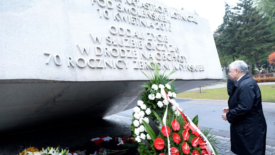 Jarosław Kaczyński przed pomnikiem ofiar katastrofy smoleńskiej