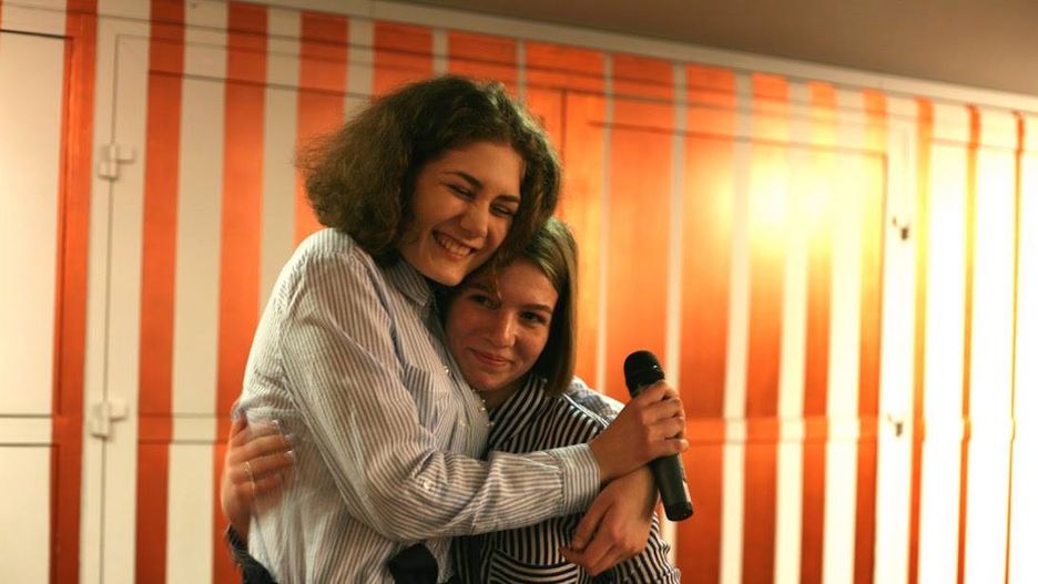 Amelia Gruszczyńska (po prawej) wspiera swoich rówieśników