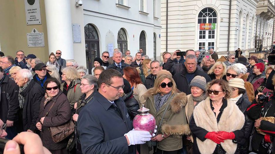 Pogrzeb Zofii Czerwińskiej. Tłum żałobników i różowa urna