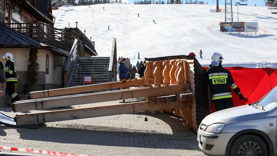 Witacz spadł na babcię i jej wnuka