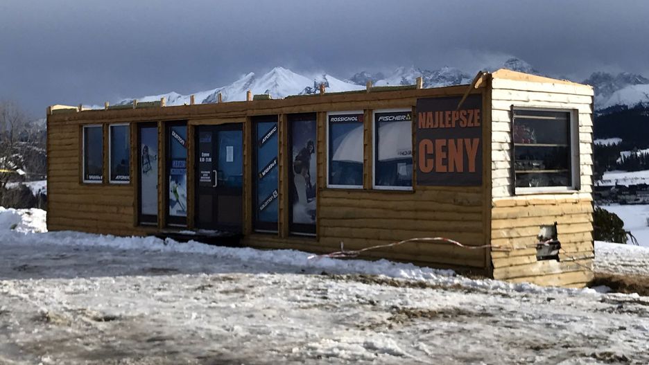 Bukowina Tatrzańska: od tego "budynku" oderwał się dach, który zabił trzy osoby