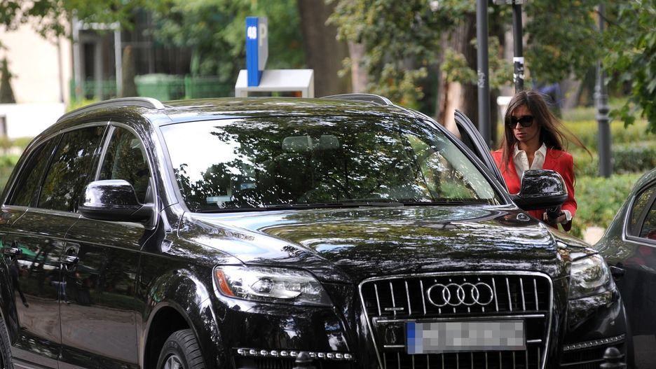 Marta Kaczyńska wsiada do audi