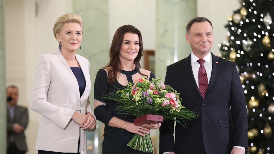 Prezydent Andrzej Duda (P) z małżonką Agatą Kornhauser-Dudą (L) oraz odznaczona Krzyżem Komandorskim Orderu Odrodzenia Polski tenisistka Agnieszka Radwańska (C).