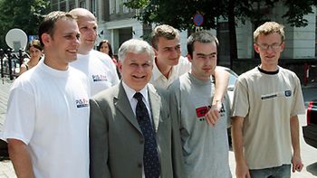 Lech Kaczyński z młodzieżą