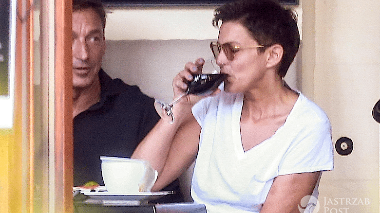 Ilona Felicjańska pije wino