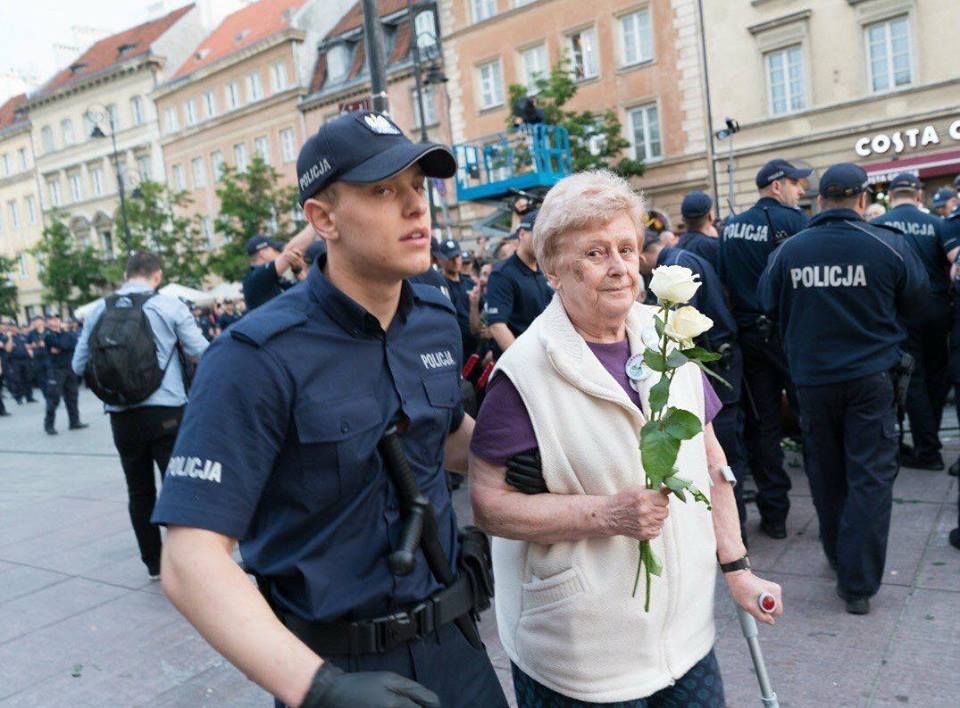 "A żebyś babo złamała i drugą nogę!" Takie słowa usłyszała 82-latka