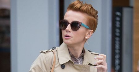 Katarzyna Zielińska w deszczowej stylizacji. Postawiła na kapelusz typu fedora i beżowy prochowiec [paparazzi]