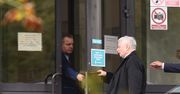 Jarosław Kaczyński był w szpitalu. Z samochodu wysiadł z kulą