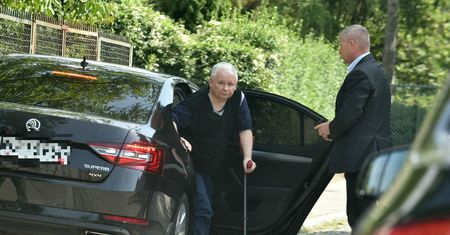 Cierpiący Jarosław Kaczyński. Niepokojące zdjęcia prezesa PiS