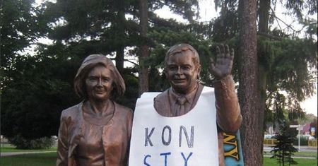 Założył na pomnik Kaczyńskiego baner. Przesłuchanie o 6 rano, płacz dziecka. Brudziński komentuje