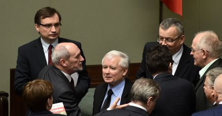 PiS nabiera rozpędu, PO dostało zadyszki. Nowy sondaż