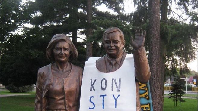 67-latek, który przyozdobił pomnik Lecha i Marii Kaczyńskich banerem z napisem "Konstytucja" usłyszał zarzut znieważenia pomnika.