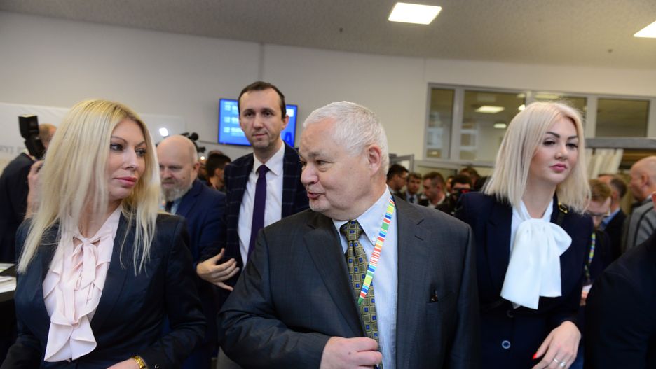Martyna Wojciechowska (z lewej) i Kamila Sukiennik (z prawej) to współpracowniczki Adama Glapińskiego (w środku)