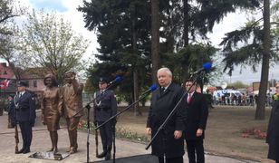 Tak wygląda kolejny pomnik pary prezydenckiej. Odsłonił go Jarosław Kaczyński