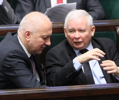 "Kontroluje sytuację w partii i w Polsce". Kaczyński wraca do gry