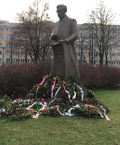 Pomnik Daszyńskiego w Warszawie tonie w zgniłych kwiatach. Są tam od 11 listopada