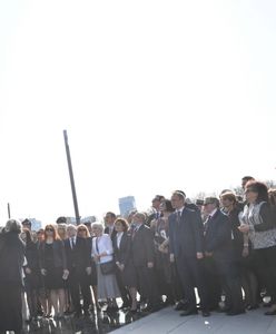 Rocznica katastrofy smoleńskiej. Rodziny ofiar odsłoniły pomnik na pl. Piłsudskiego