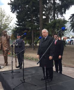 Tak wygląda kolejny pomnik pary prezydenckiej. Odsłonił go Jarosław Kaczyński