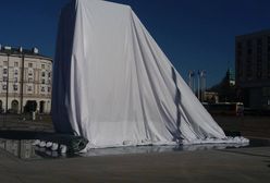 Pomnik smoleński czeka na odsłonięcie. Szczelnie ogrodzony i z obstawą